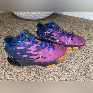 Nike Lebron XXI Se GS Boys Shoes, Color: Hyper Violet/Hyper Royal